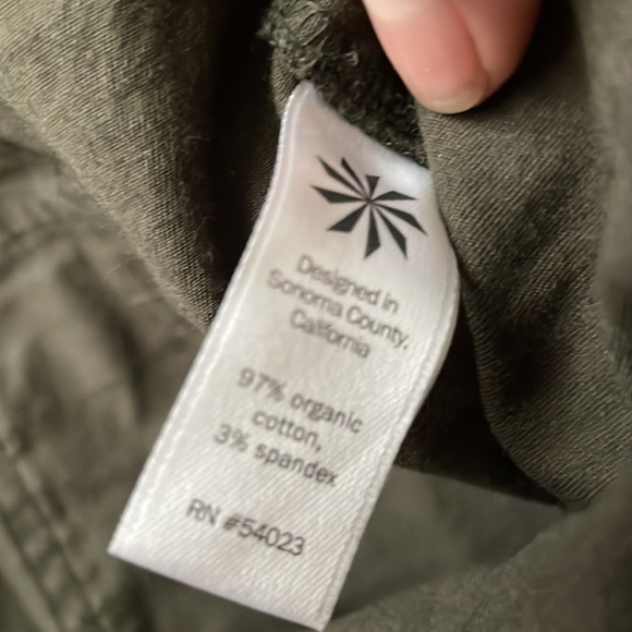 ATHLETA ORGANIC COTTON JASPER GREEN ZIPPER ANKLE CARGO PANTS 8 349782 A15 - Picture 5 of 7